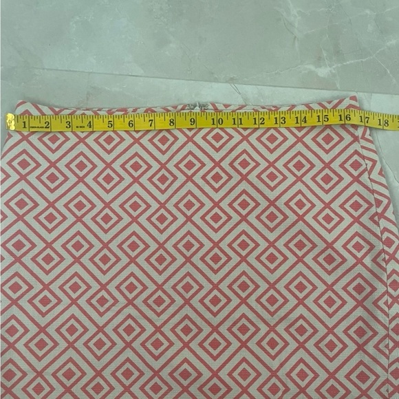 Ann Taylor Pencil Skirt Size 10P Cream Red
Diamond Geometric Pattern Fully Lined - Picture 7 of 8